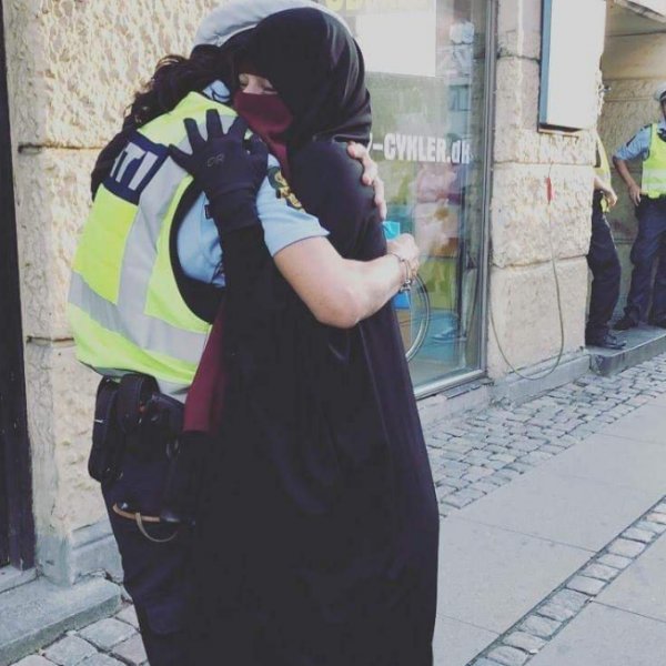 Danimarka'da peçeli kadına sarılan polise soruşturma