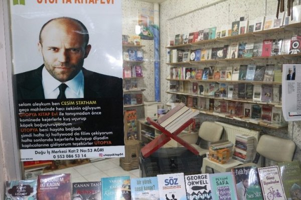 Kitap okutmak için mizaha başvuran sahaf