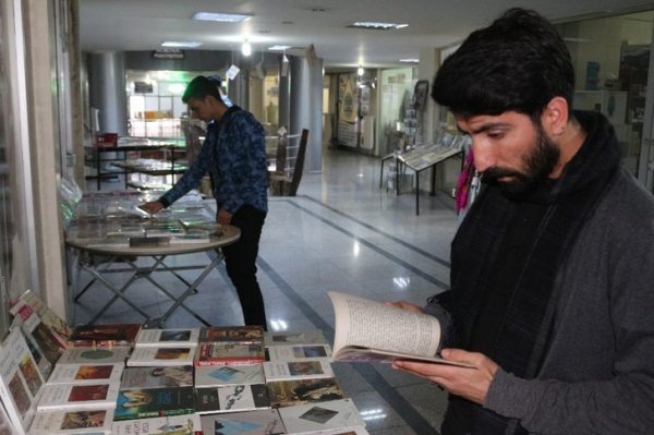 Kitap okutmak için mizaha başvuran sahaf