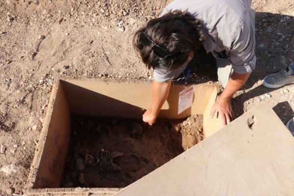 Öğrenciler için suni arkeolojik kazı alanı