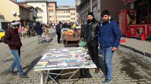 Kitap okutmak için mizaha başvuran sahaf