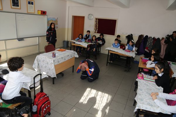 Öğrencilere simülasyon tırında deprem eğitimi