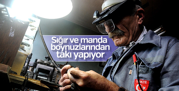 Boynuzu işleyerek takıya dönüştürüyor