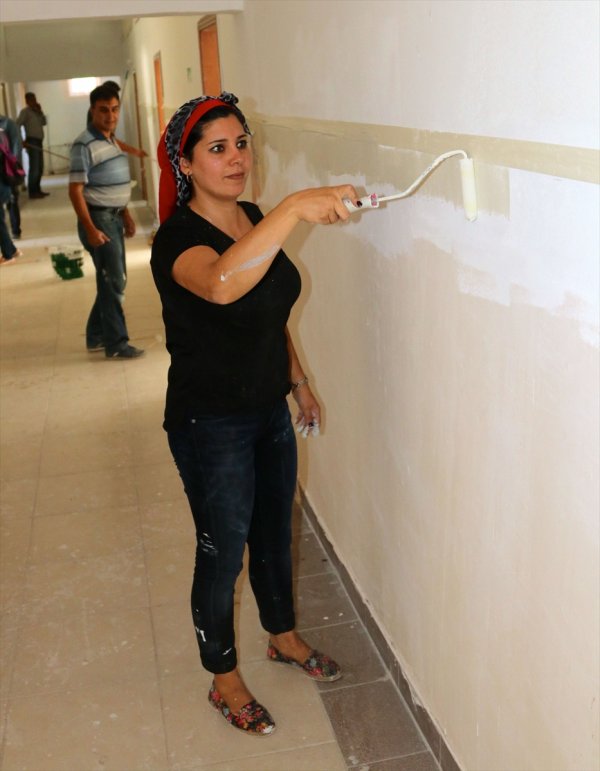 Okulun sıvasından boyasına öğretmenler yapıyor