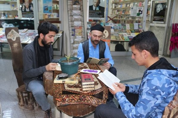 Kitap okutmak için mizaha başvuran sahaf