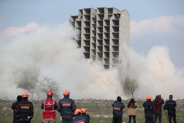 Bursa'da 300 kilo dinamitle patlatılan bina yıkılmadı