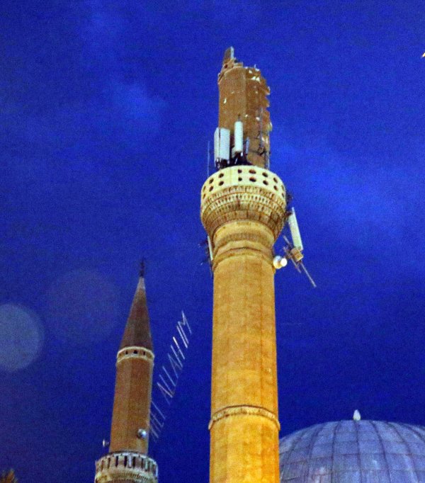 Diyarbakır'da minareye yıldırım çarptı