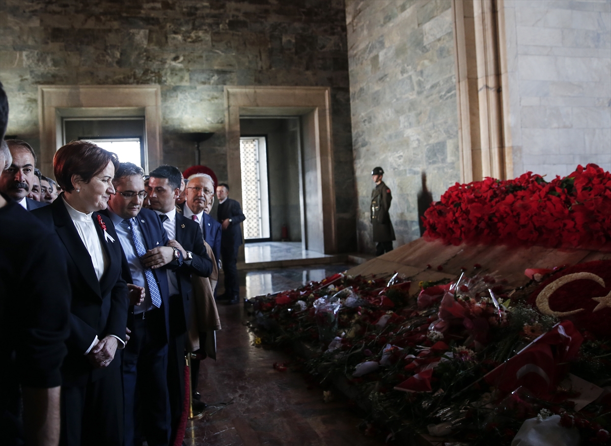 Akşener Anıtkabir'i ziyaret etti