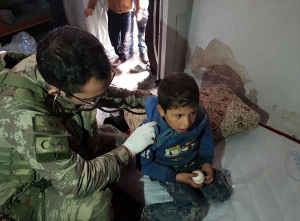 TSK'dan Afrin'de sivillere sağlık desteği
