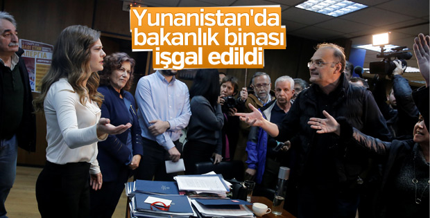 Yunanistan'da bakanlık binası basıldı