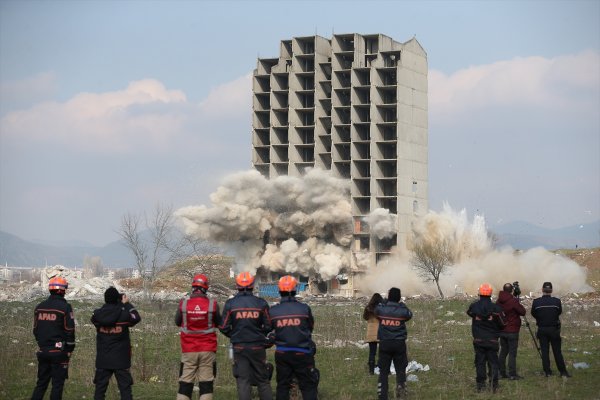 Bursa'da 300 kilo dinamitle patlatılan bina yıkılmadı