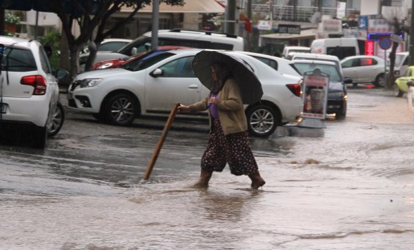 Bodrum'da sağanak yağış etkili oldu