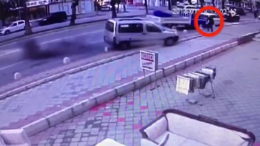 Adana'da bir kadın kazadan saniyelerle kurtuldu 