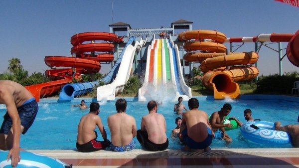 Mardinliler havuzda serinliyor