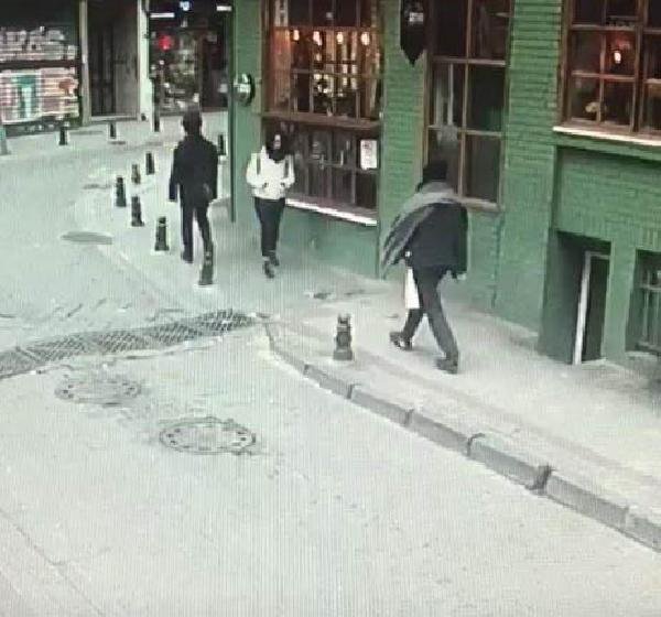 d Kadıköy'de genç kıza yumruklu saldırı
