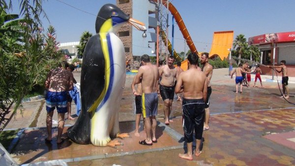 Mardinliler havuzda serinliyor