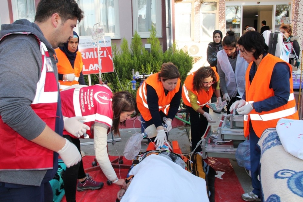 Tatbikatı gerçek sanıp kan verdiler