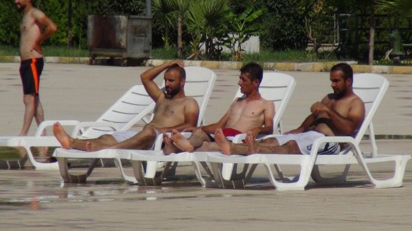 Mardinliler havuzda serinliyor