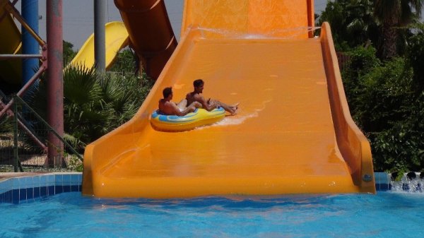 Mardinliler havuzda serinliyor