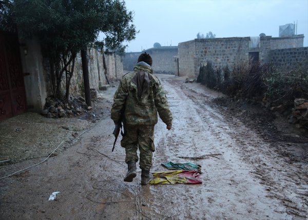 Afrin'deki teröristlerden temizlenen köye yardım eli