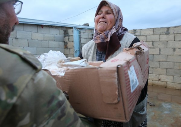 Afrin'deki teröristlerden temizlenen köye yardım eli