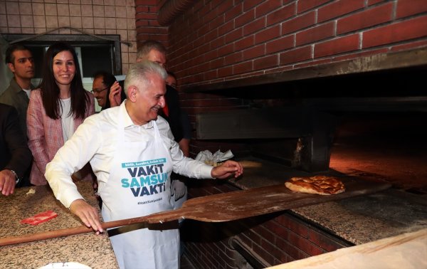 Başbakan Yıldırım pide pişirdi