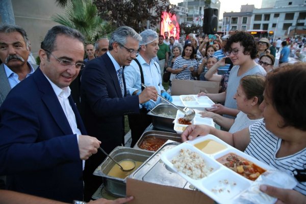 KarÅÄ±yaka Belediyesi'nden 2 bin kiÅilik iftar sofrasÄ±