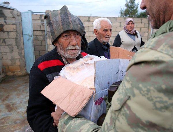 Afrin'deki teröristlerden temizlenen köye yardım eli