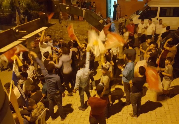 Mardin'de HDP'liler AK Partililere saldırdı: 8 yaralı