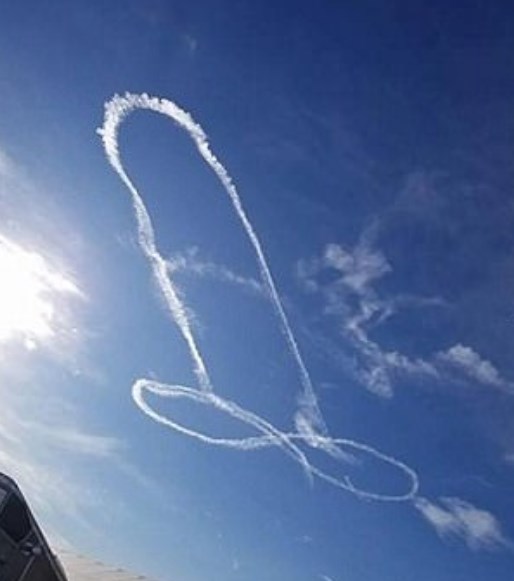 Gökyüzüne penis çizen ABD li pilotun görüntüsü #1