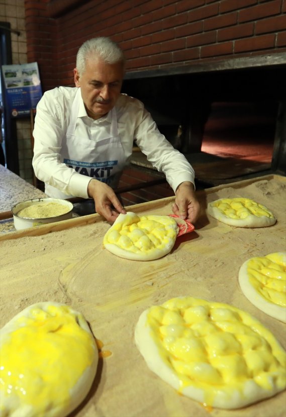 Başbakan Yıldırım pide pişirdi