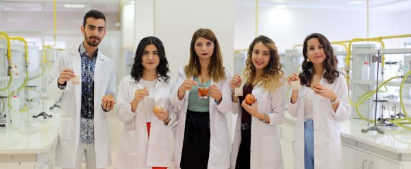 Üniversite öğrencileri soğan kabuğundan çay üretti