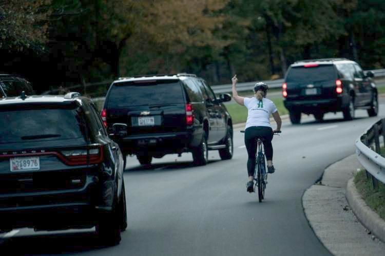 Donald Trump'a hareket çeken kadın kovuldu