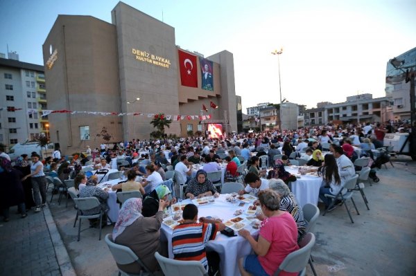 Karşıyaka Belediyesi'nden 2 bin kişilik iftar sofrası