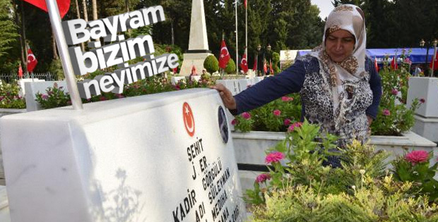 Bayram arifesinde şehitlere ziyaret