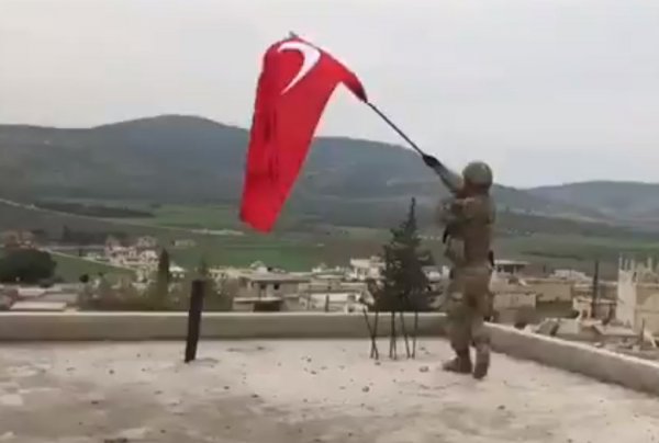 Raco'ya Türk bayrağı dikildi