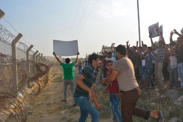 Suriyeliler, sınırda PKK'yı protesto etti #9