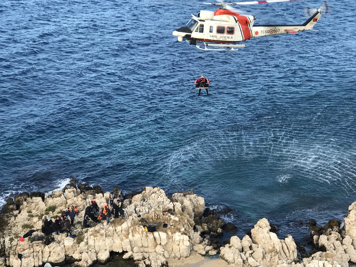 Kayalıklarda mahsur kalan göçmenler Dikili'de