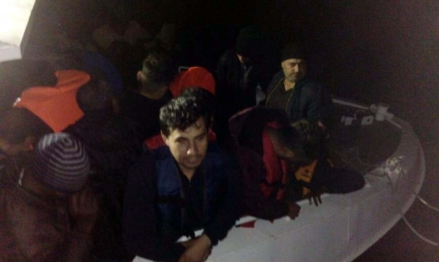15 çocuk 58 göçmen lastik botta yakalandı 