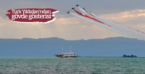 Türk Yıldızları'ndan akrobasi gösterisi