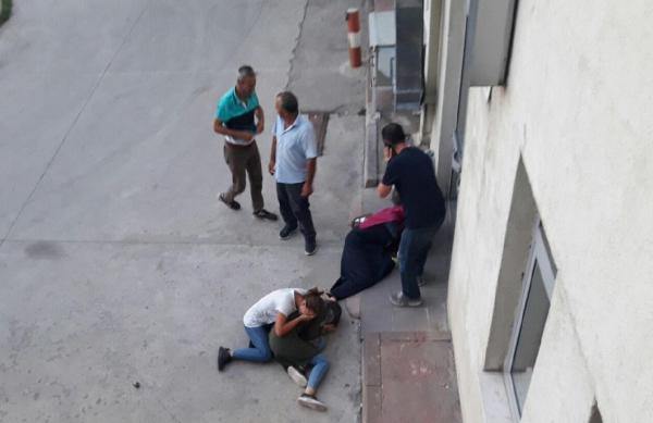 Çim biçme makinesine benzin koyarken yanan genç öldü