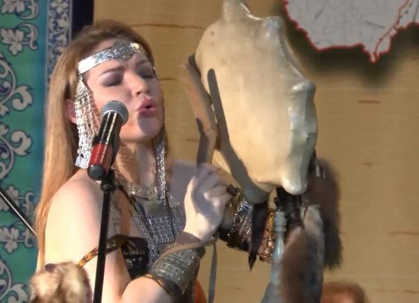 Ağız kopuzu ile vahşi doğa sesleri çıkartan şaman kadın