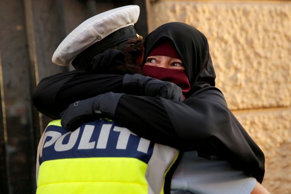Danimarka'da burka ve peçe yasağına tepki