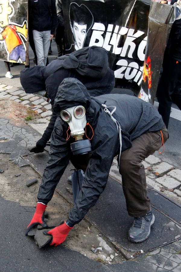 Fransa'da eylemciler polislere 'asfalt' ile saldırdı