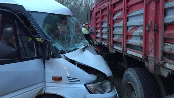 İşçi servisi kamyona çarptı: 5 yaralı