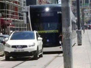 Antalya'da bir sürücü aracını rayların üzerine park etti