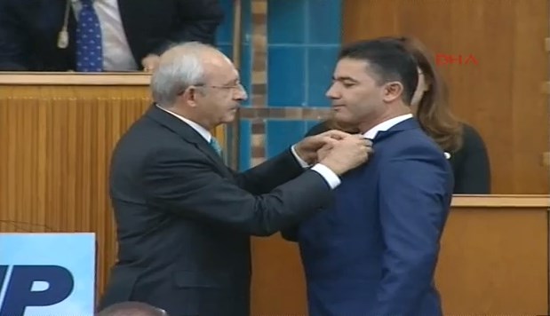 Kılıçdaroğlu Yarbay Mehmet Alkan'a rozet taktı