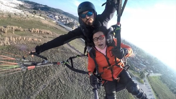 Çinli turist yamaç paraşütü yaparken bayıldı