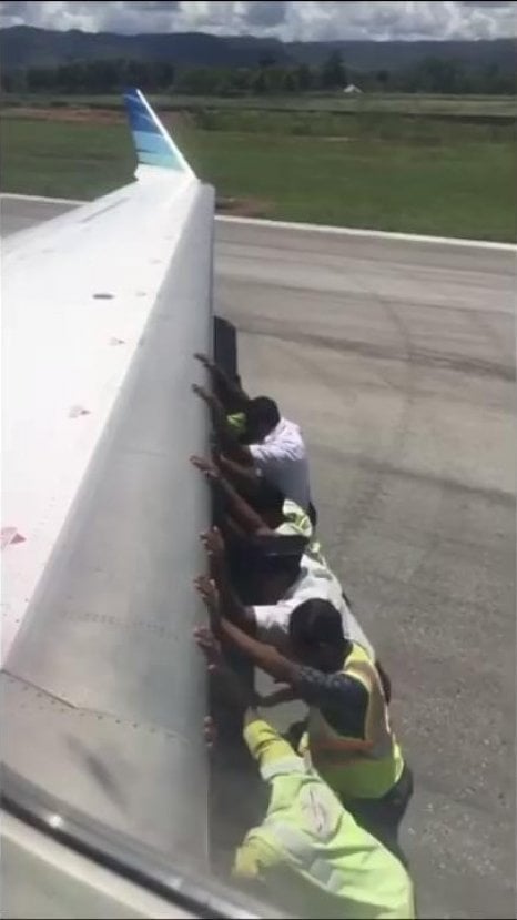 Endonezya'da yolcular uçağı iterek çalıştırdılar