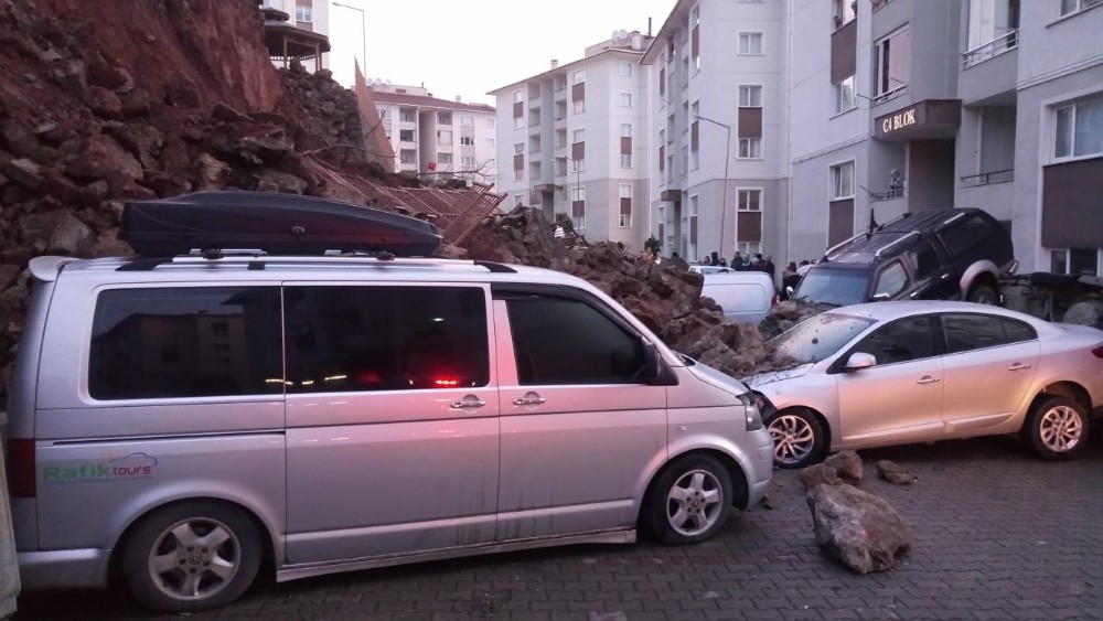 Trabzon’da araçlar, çöken istinat duvarının altında kaldı